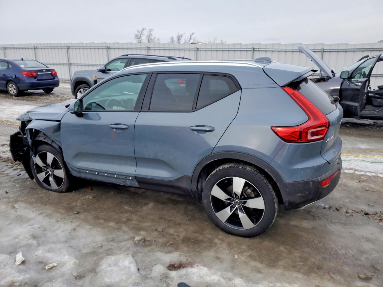 2022 VOLVO XC40 T5 MOMENTUM photo 2