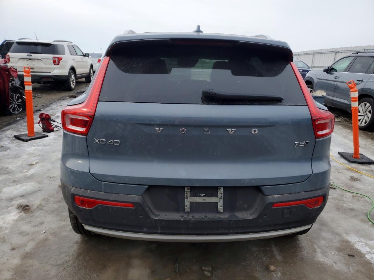 2022 VOLVO XC40 T5 MOMENTUM photo 6