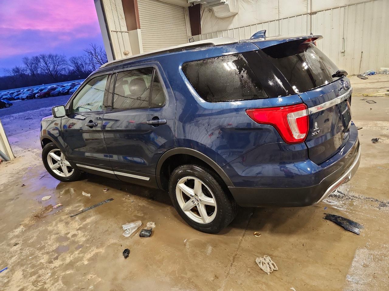 2017 FORD EXPLORER XLT photo 2