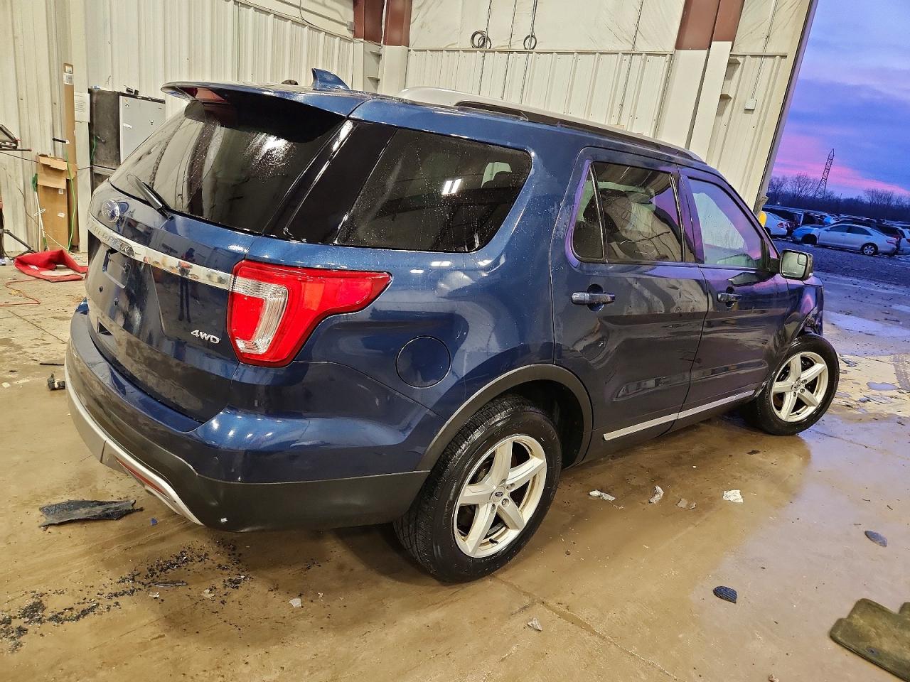 2017 FORD EXPLORER XLT photo 3