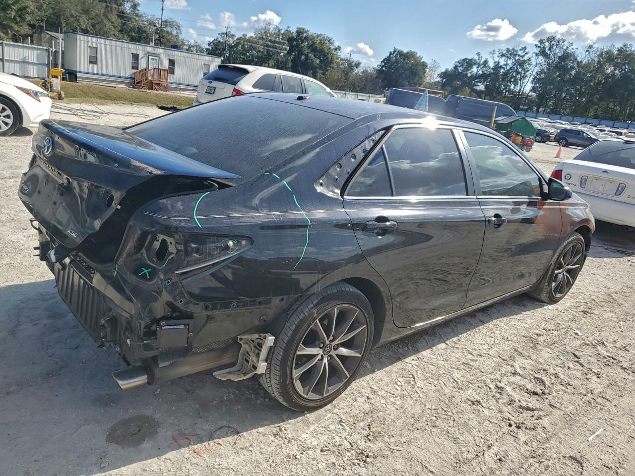2017 TOYOTA CAMRY LE photo 3