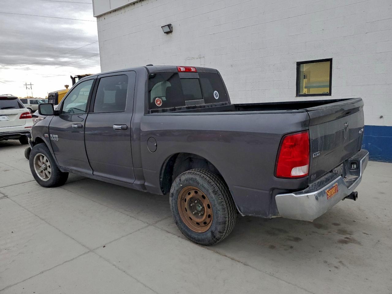 2016 RAM 1500 SLT photo 2