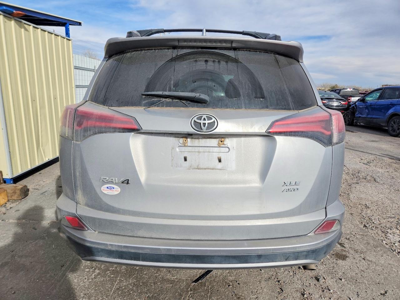 2017 TOYOTA RAV4 XLE photo 6