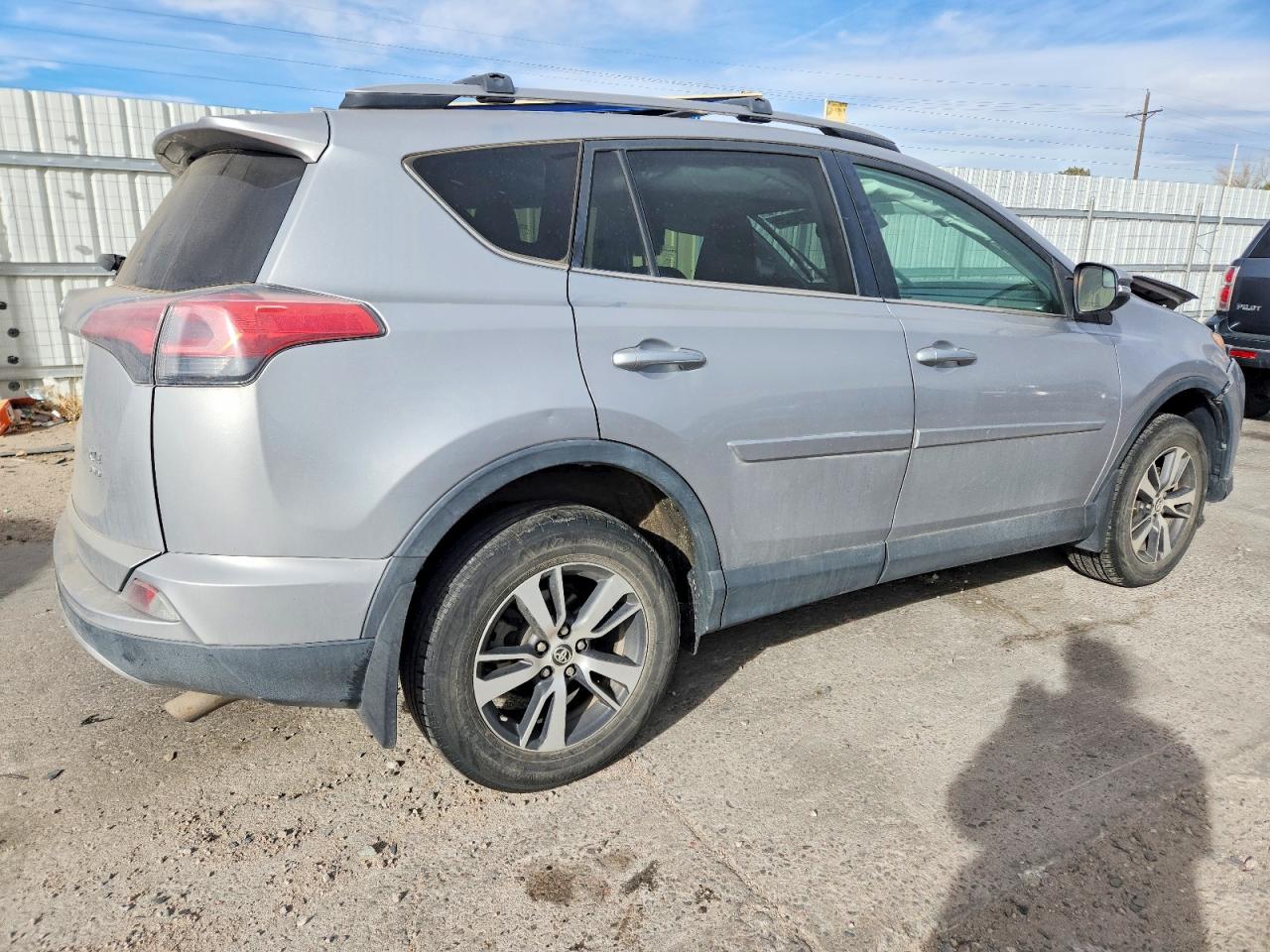 2017 TOYOTA RAV4 XLE photo 3