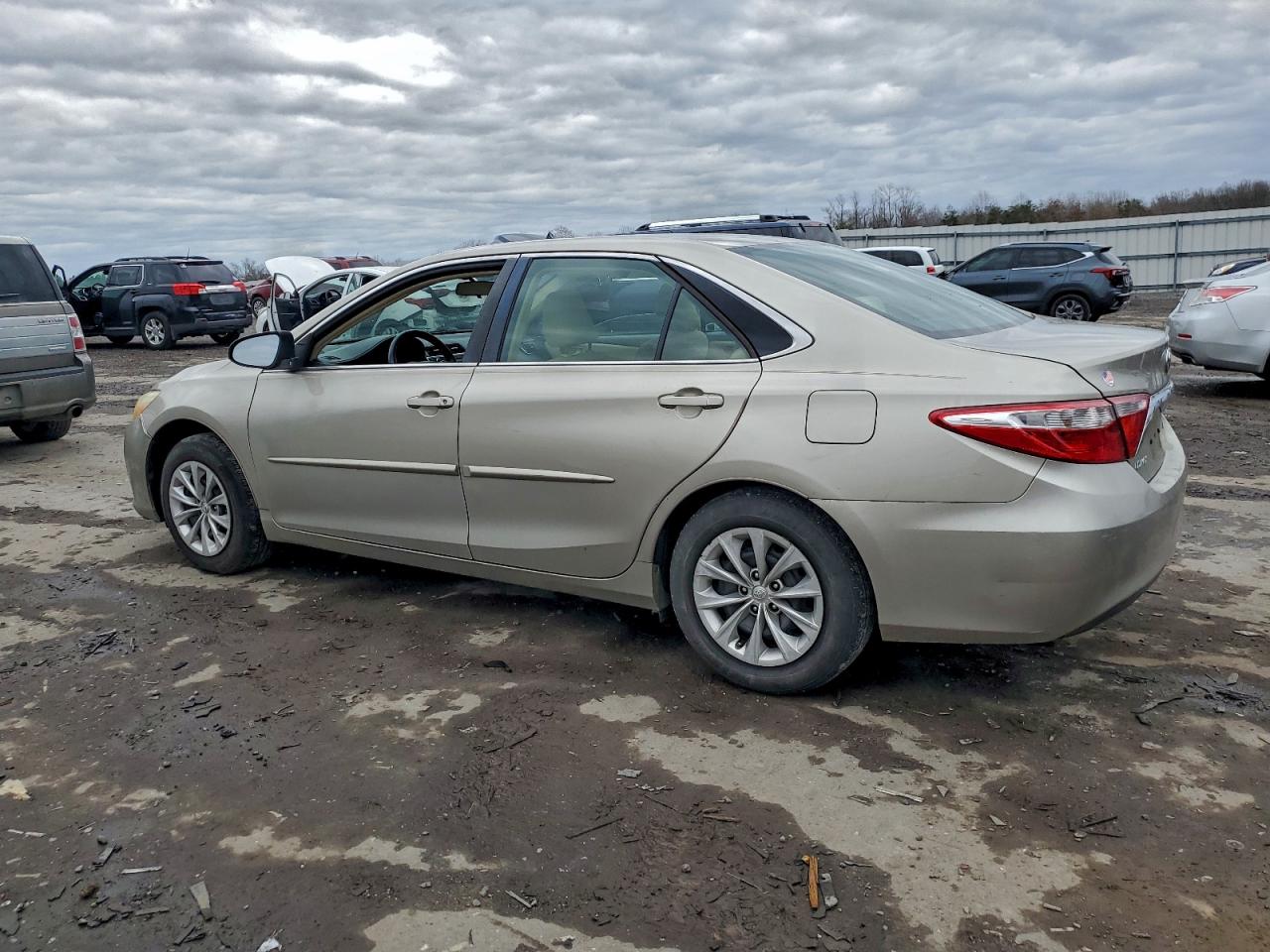 2016 TOYOTA CAMRY LE photo 2