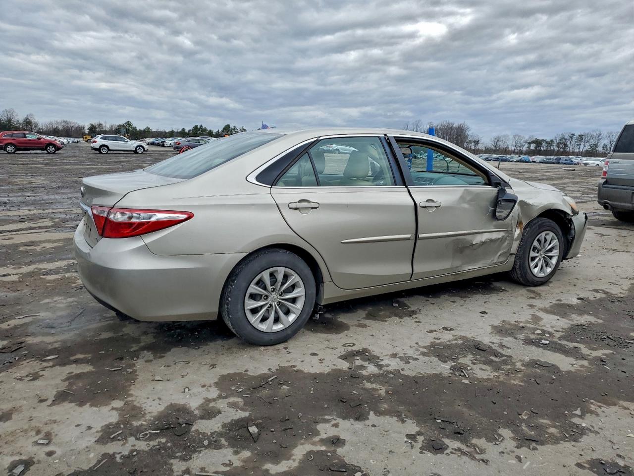 2016 TOYOTA CAMRY LE photo 3