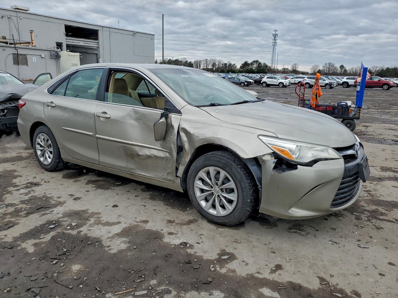 2016 TOYOTA CAMRY LE photo 4