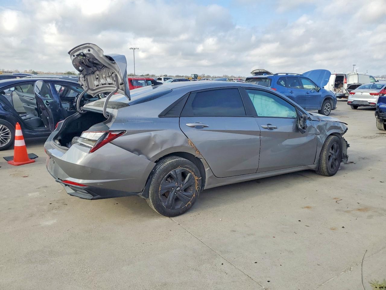 2022 HYUNDAI ELANTRA SEL photo 3