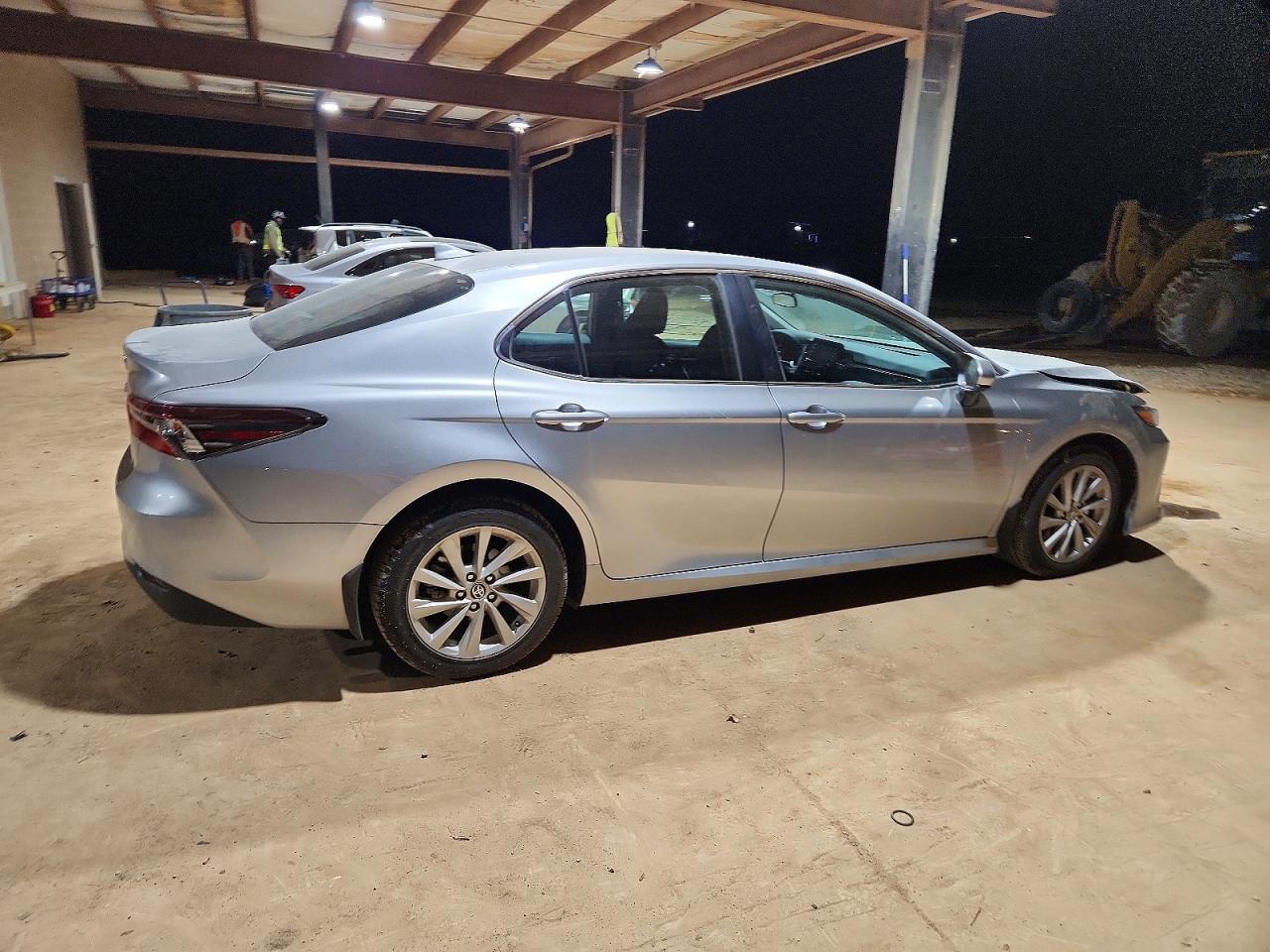 2022 TOYOTA CAMRY LE photo 3