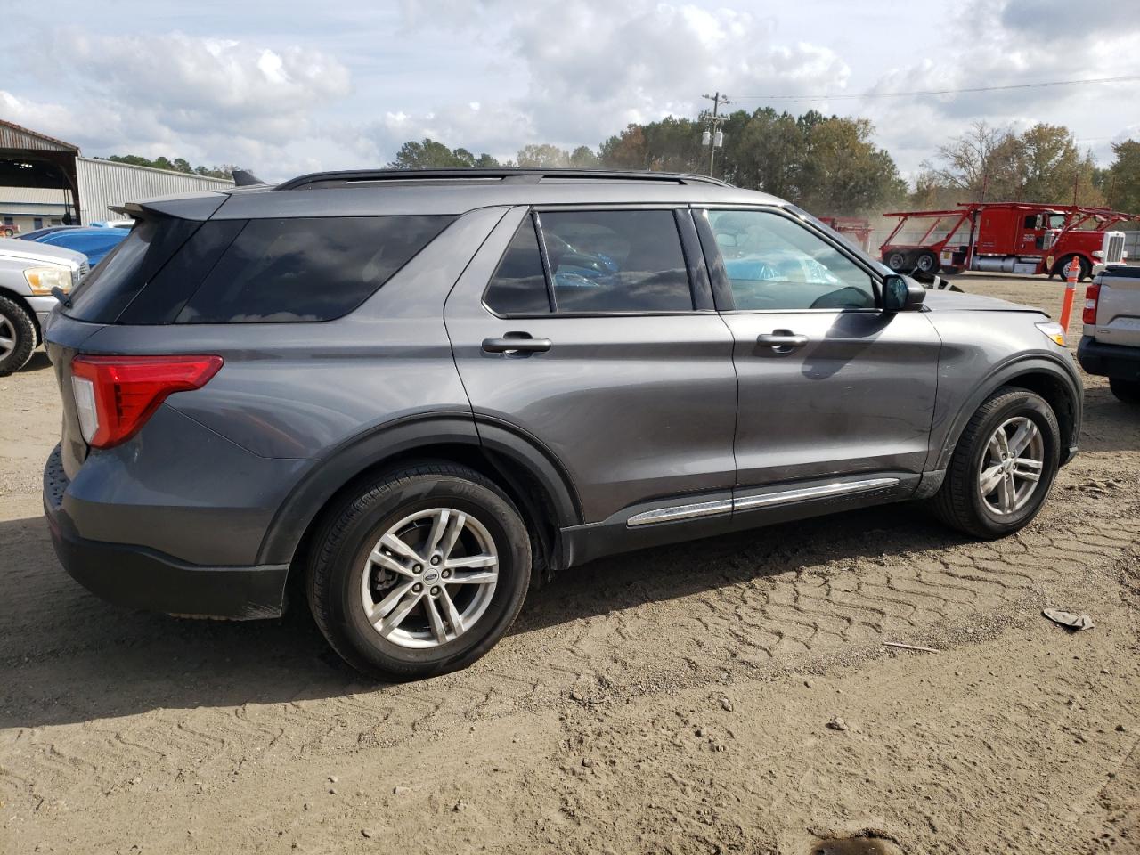 2023 FORD EXPLORER XLT photo 3