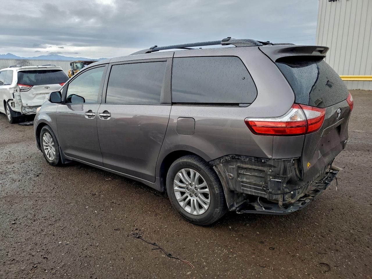 2015 TOYOTA SIENNA XLE photo 2