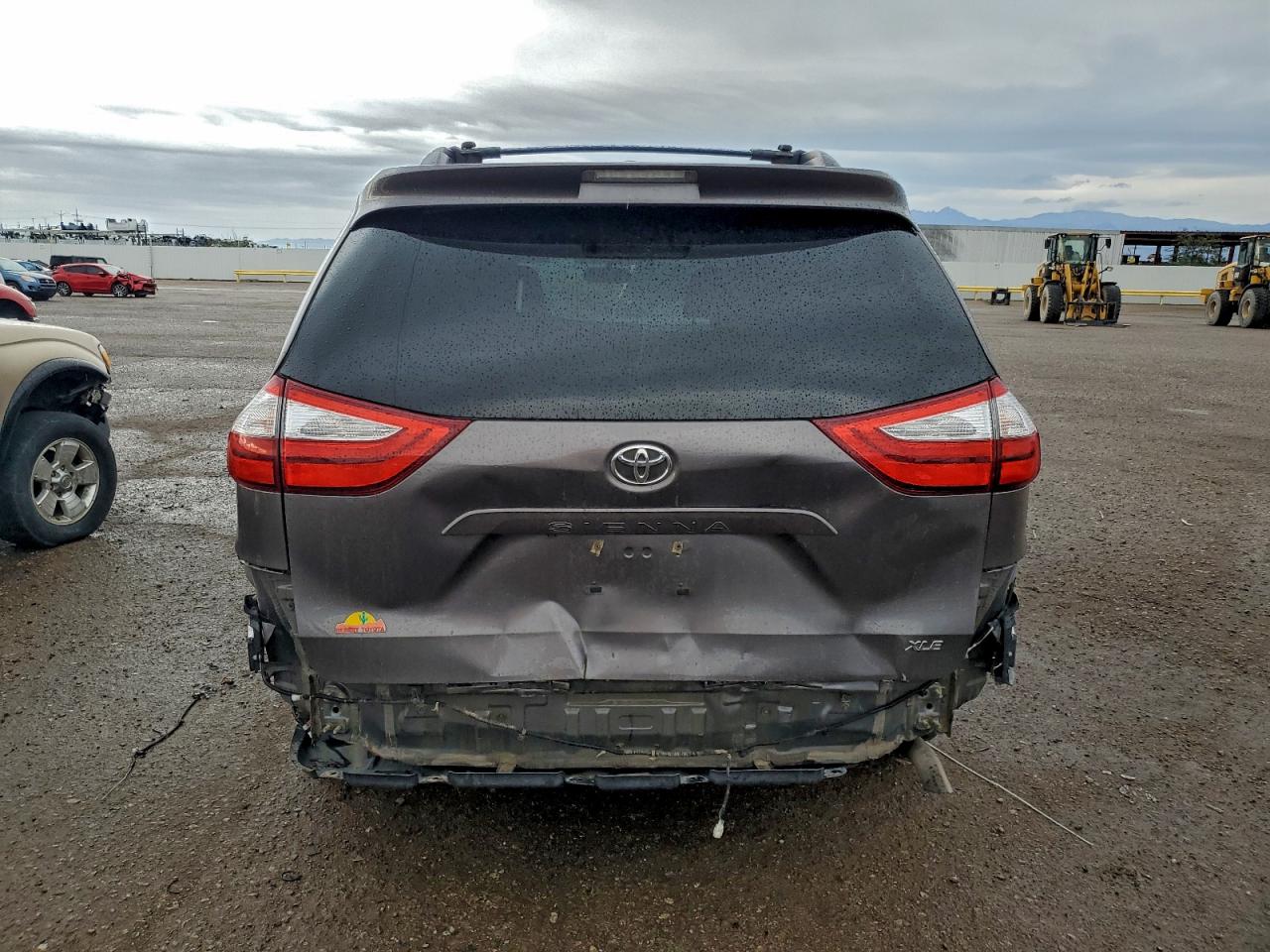 2015 TOYOTA SIENNA XLE photo 6