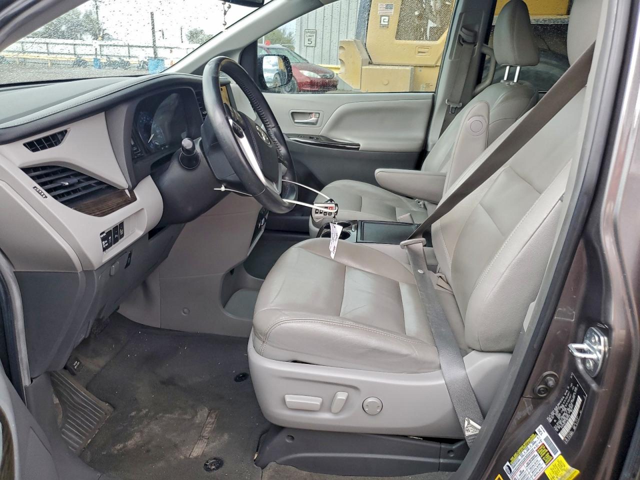 2015 TOYOTA SIENNA XLE photo 7