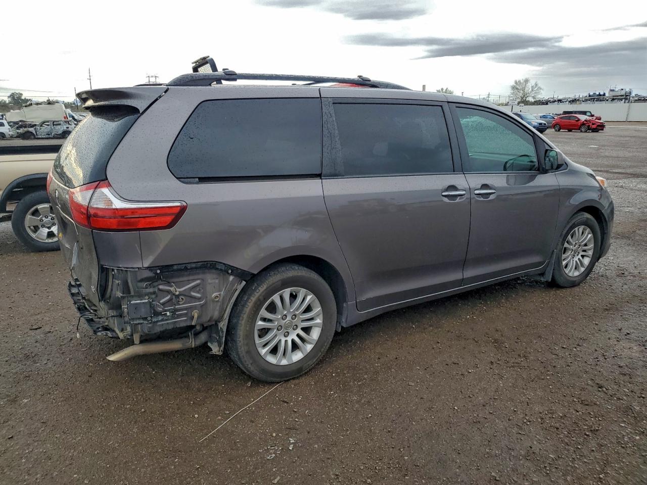 2015 TOYOTA SIENNA XLE photo 3