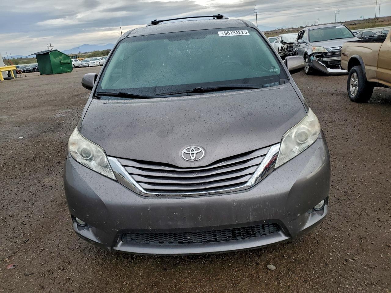 2015 TOYOTA SIENNA XLE photo 5