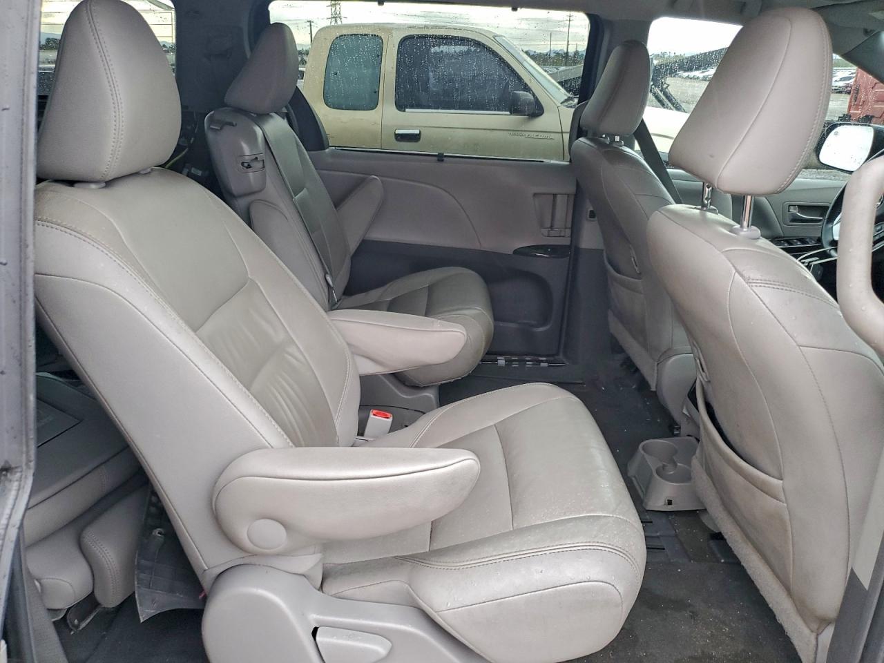 2015 TOYOTA SIENNA XLE photo 11
