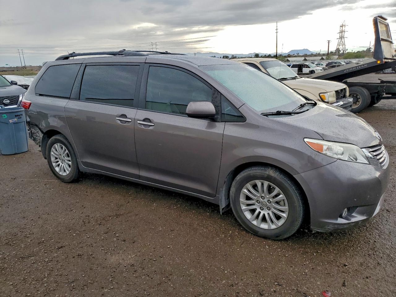 2015 TOYOTA SIENNA XLE photo 4