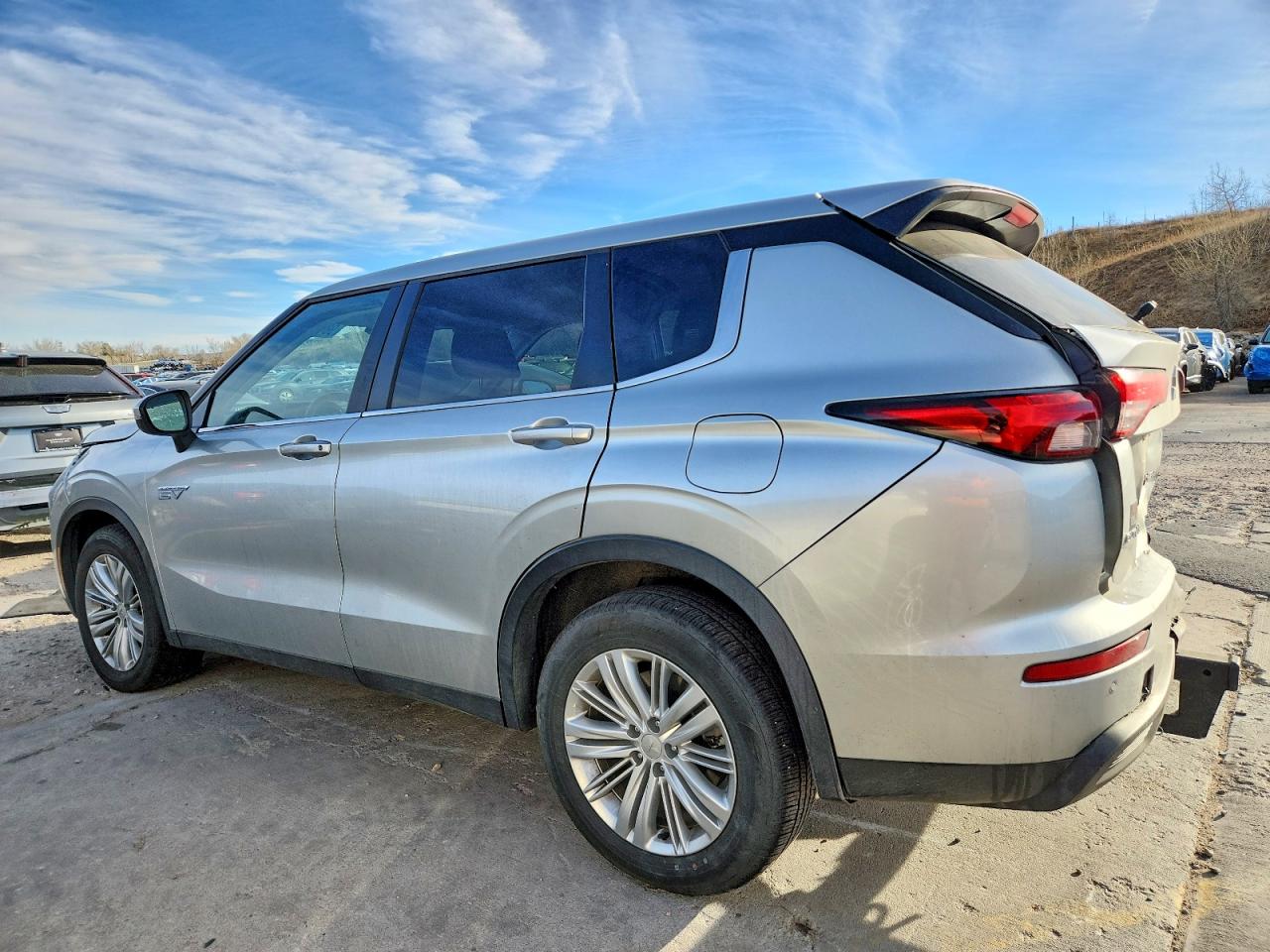 2025 MITSUBISHI OUTLANDER ES photo 2