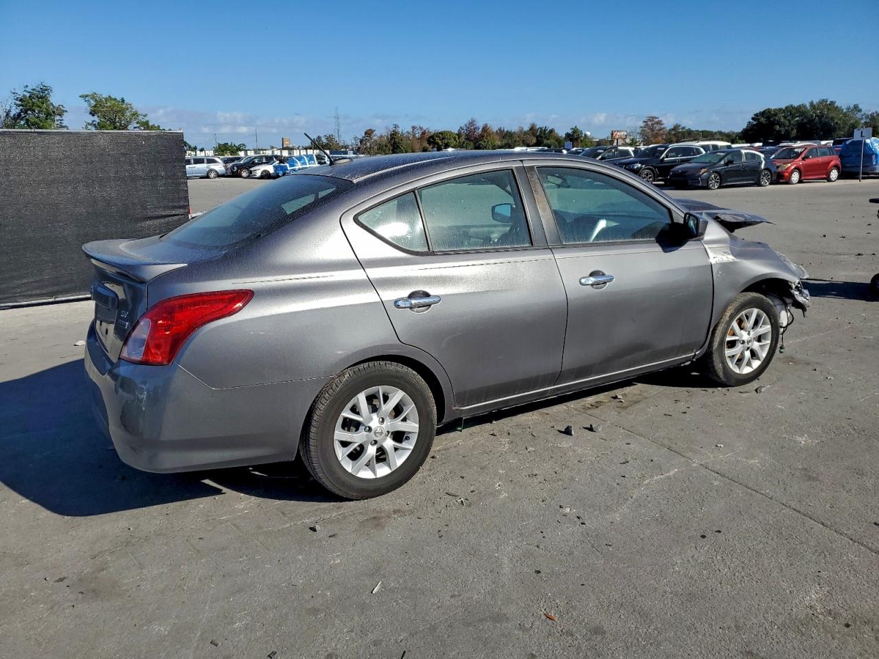 2018 NISSAN VERSA S photo 3