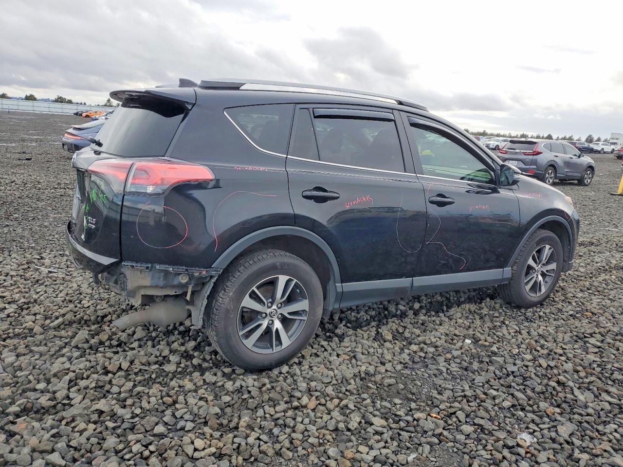 2017 TOYOTA RAV4 XLE photo 3