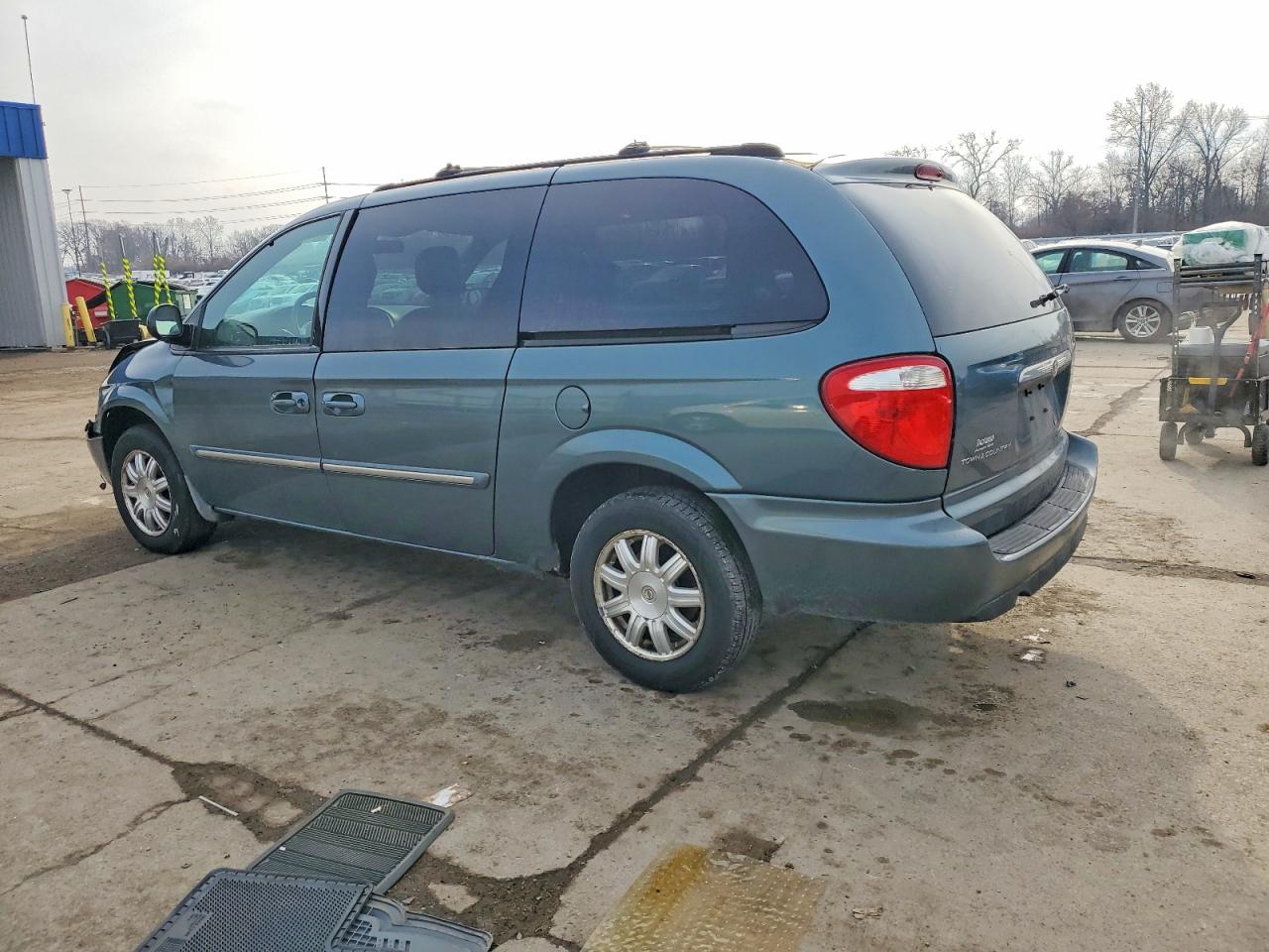 2005 CHRYSLER TOWN & COUNTRY TOURING photo 2