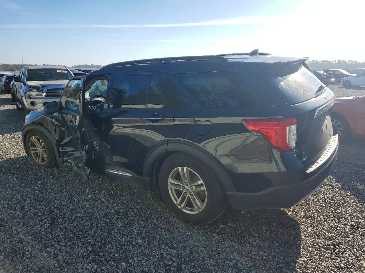 2023 FORD EXPLORER XLT photo 2
