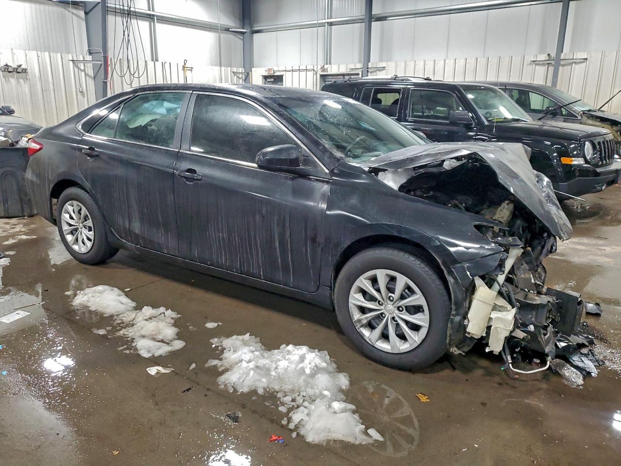 2016 TOYOTA CAMRY LE photo 4