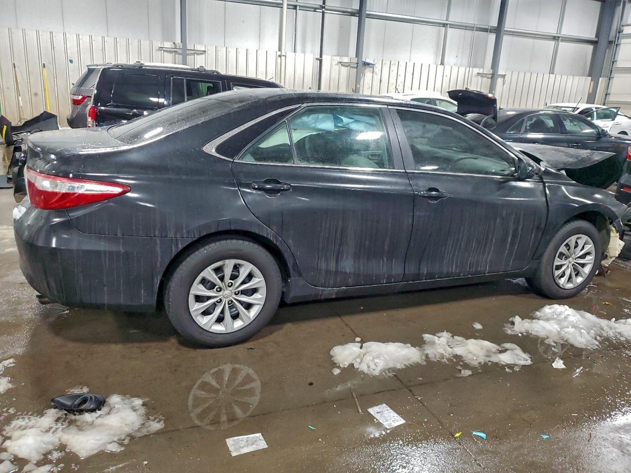 2016 TOYOTA CAMRY LE photo 3