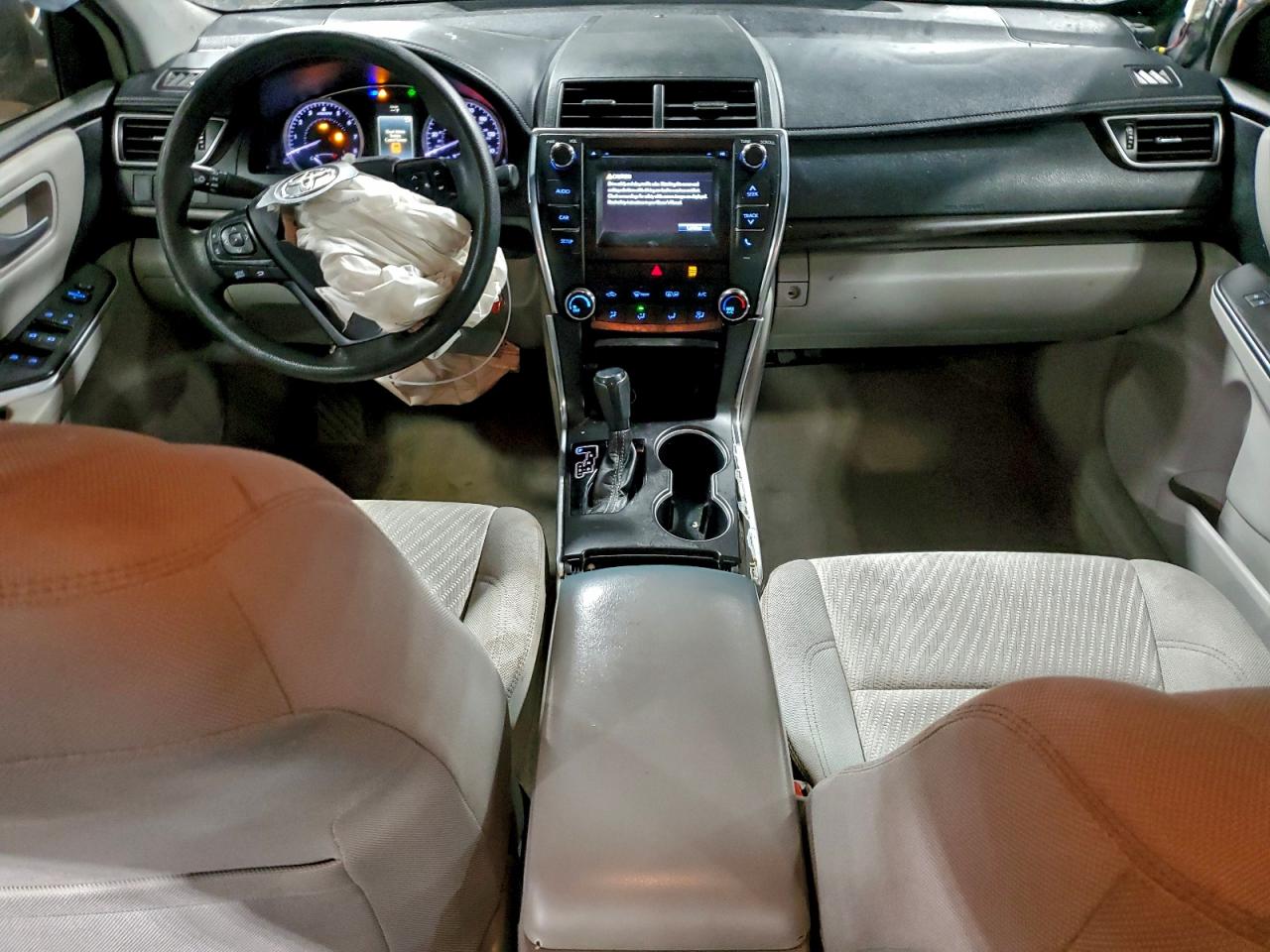 2016 TOYOTA CAMRY LE photo 8