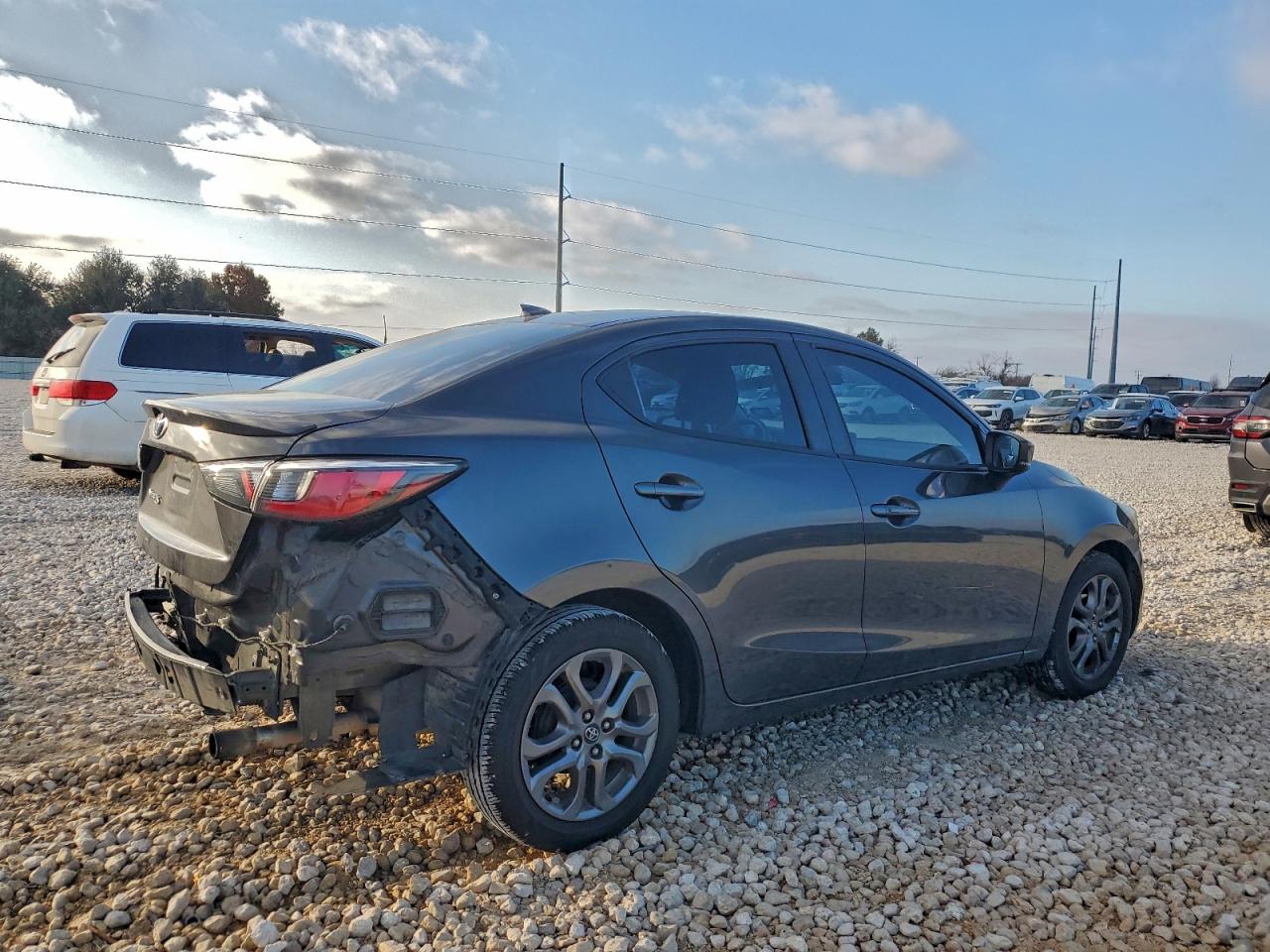 2019 TOYOTA YARIS L photo 3