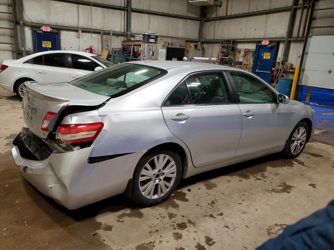 2010 TOYOTA CAMRY BASE photo 3