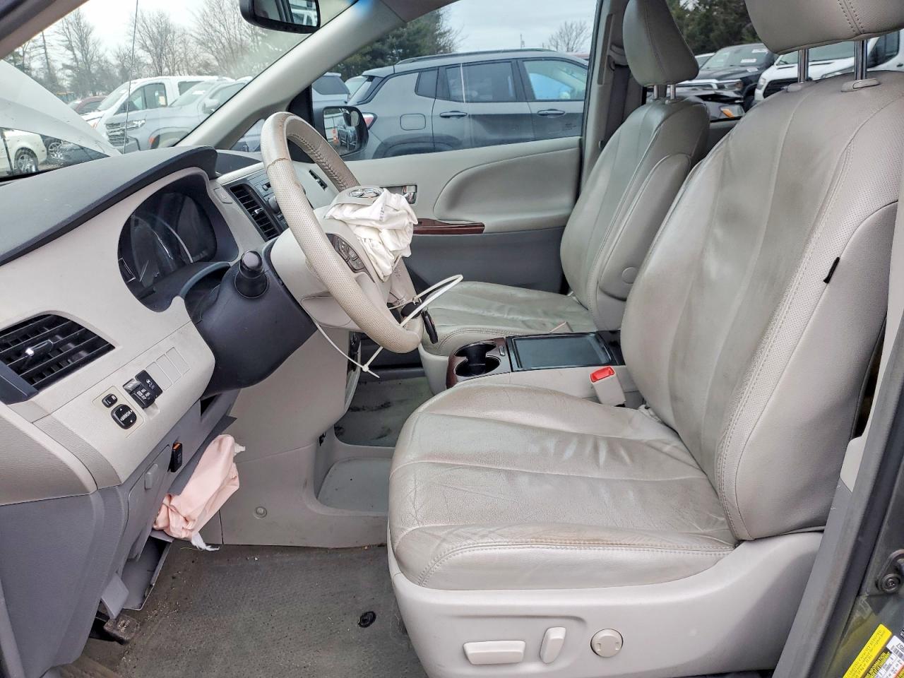 2013 TOYOTA SIENNA XLE photo 7