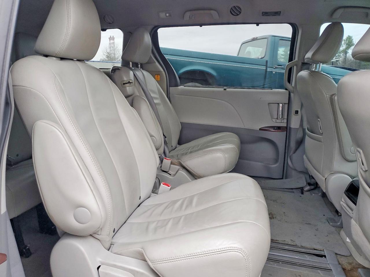 2013 TOYOTA SIENNA XLE photo 11