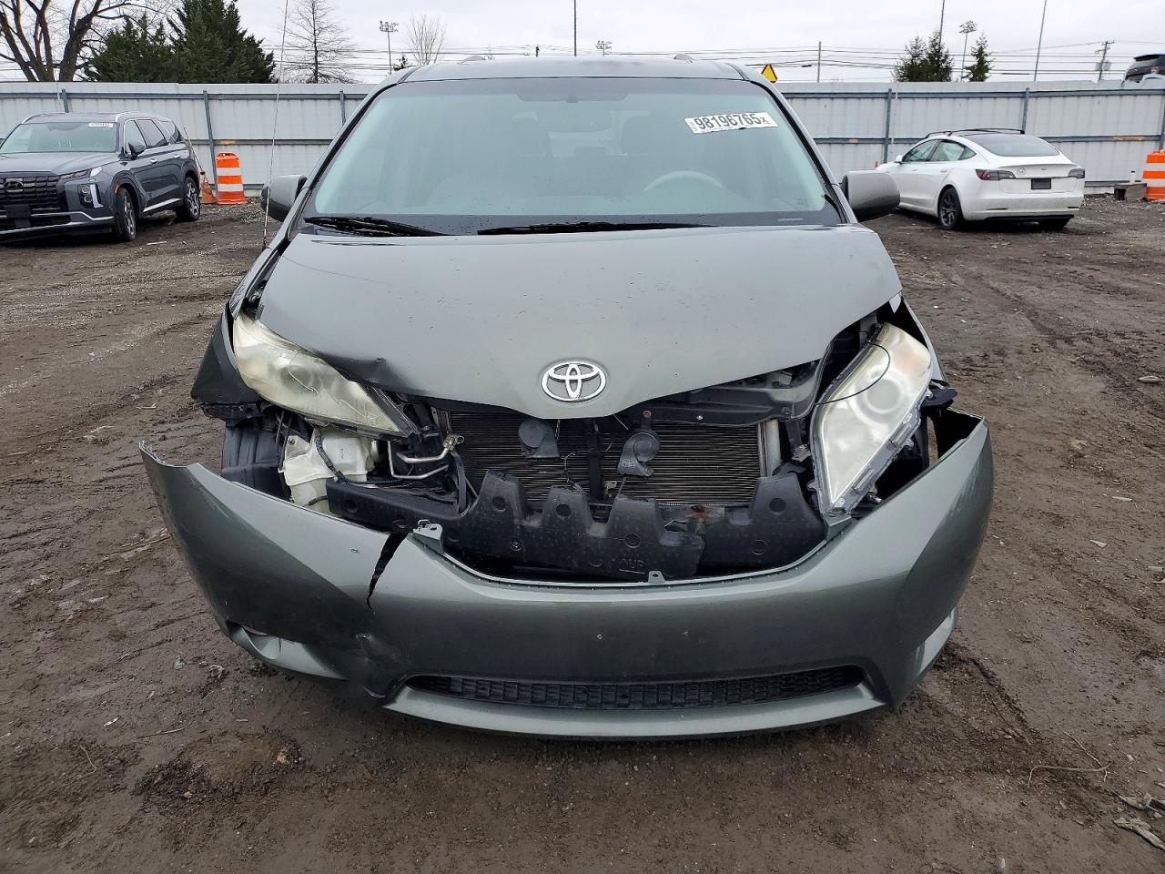 2013 TOYOTA SIENNA XLE photo 5