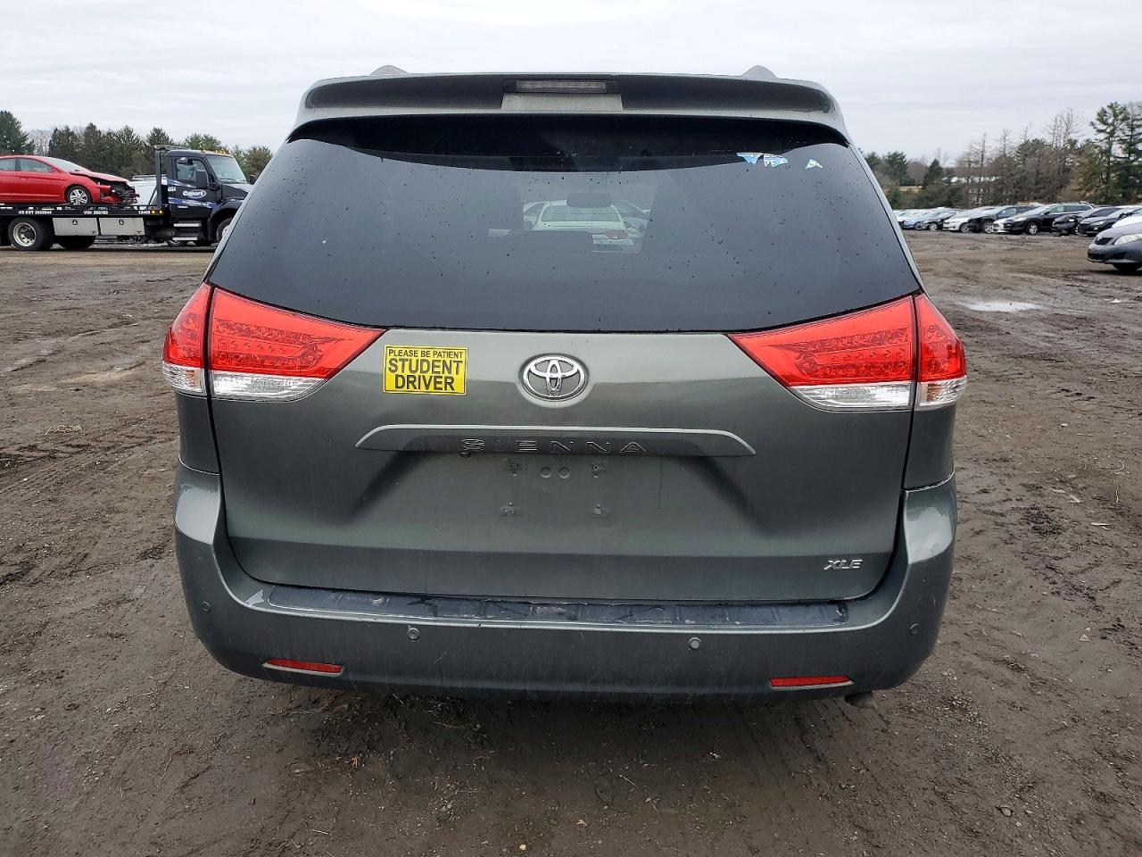 2013 TOYOTA SIENNA XLE photo 6