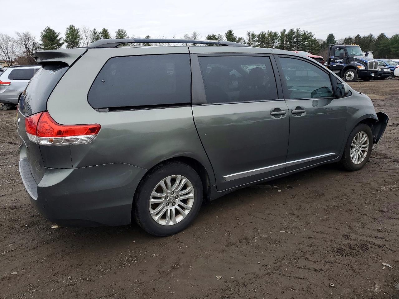 2013 TOYOTA SIENNA XLE photo 3