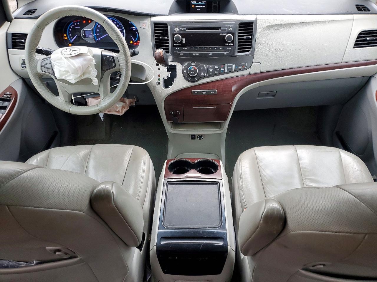 2013 TOYOTA SIENNA XLE photo 8