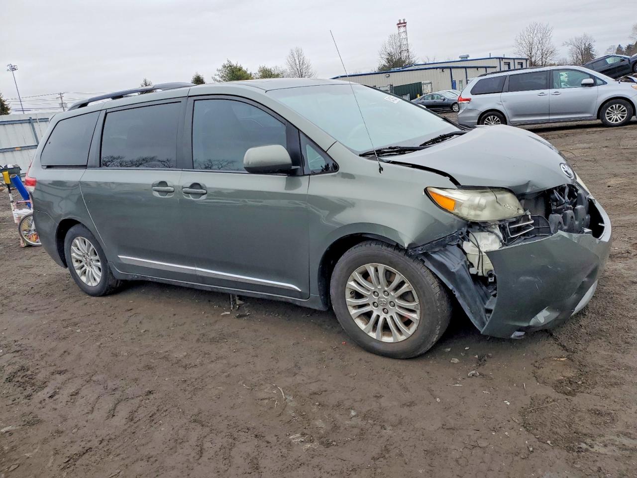 2013 TOYOTA SIENNA XLE photo 4
