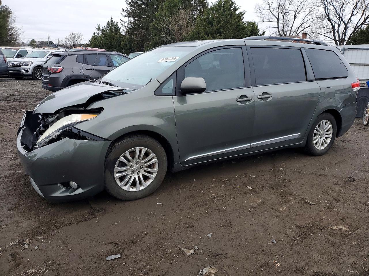 2013 TOYOTA SIENNA