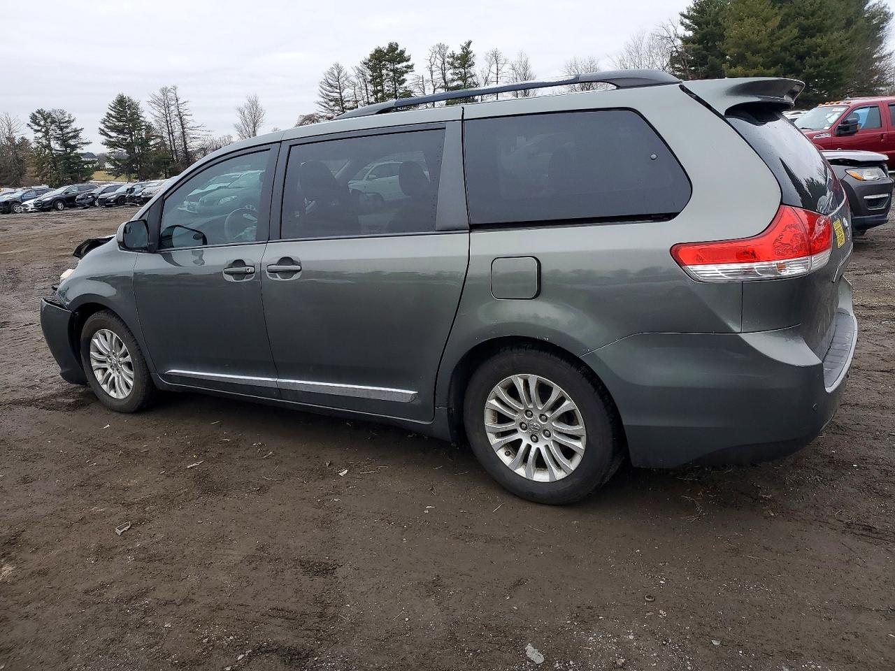 2013 TOYOTA SIENNA XLE photo 2