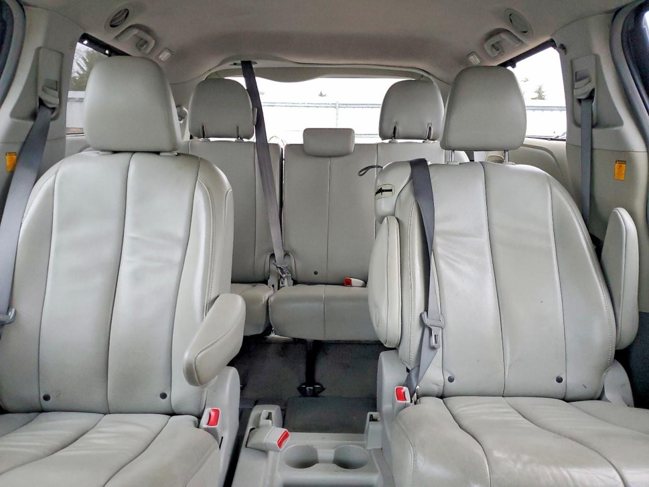 2013 TOYOTA SIENNA XLE photo 10