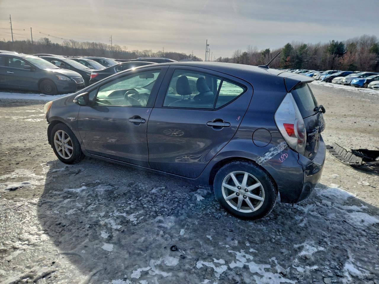 2013 TOYOTA PRIUS C photo 2