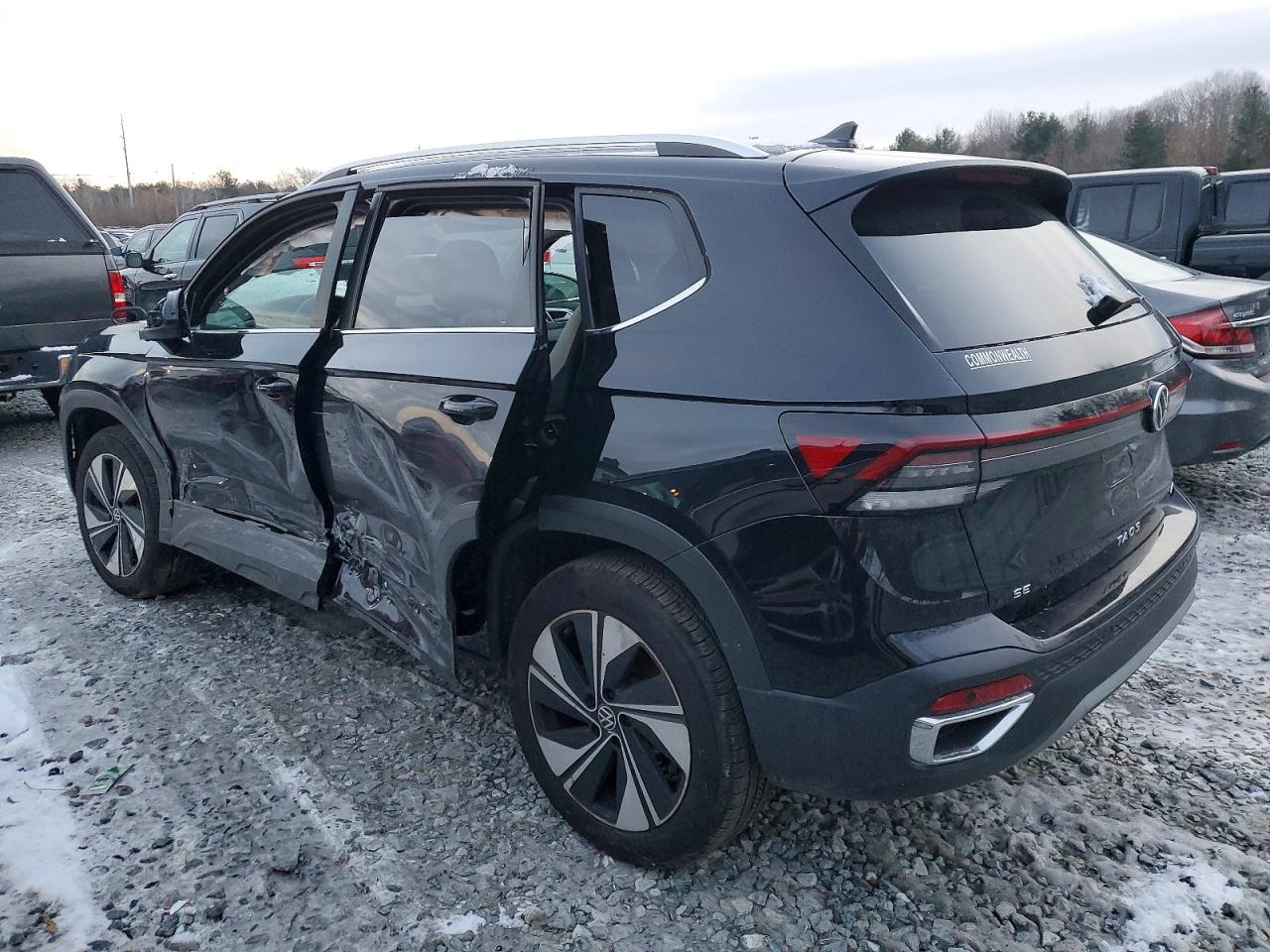 2025 VOLKSWAGEN TAOS SE photo 2