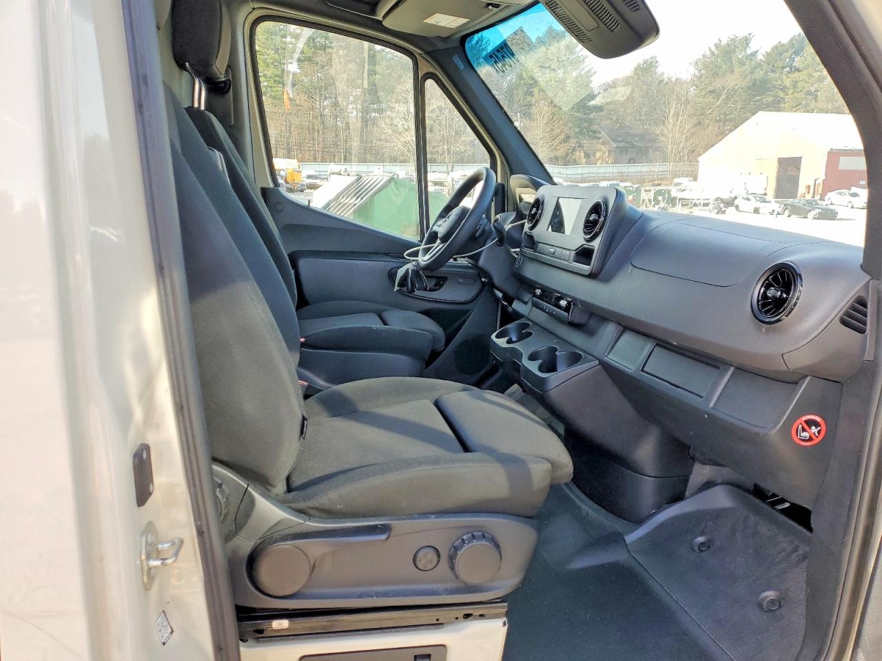 2024 MERCEDES BENZ SPRINTER REFRIGERATED DELIVERYVAN photo 11