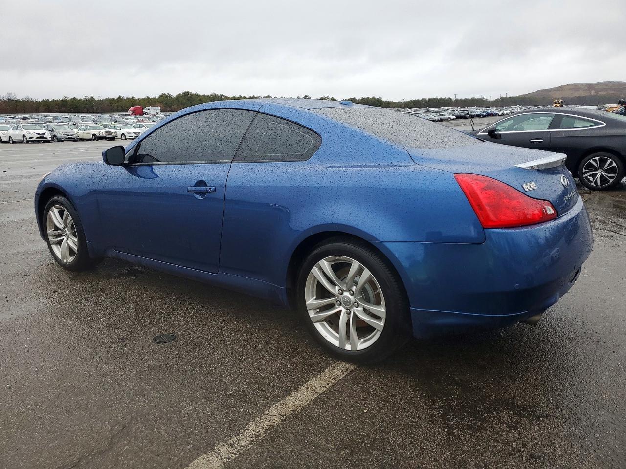 2010 INFINITI G37 photo 2