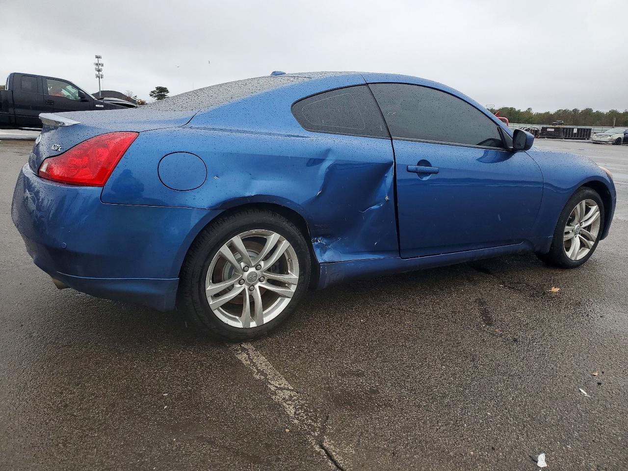 2010 INFINITI G37 photo 3