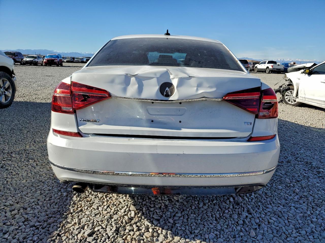 2017 VOLKSWAGEN PASSAT R-LINE photo 6