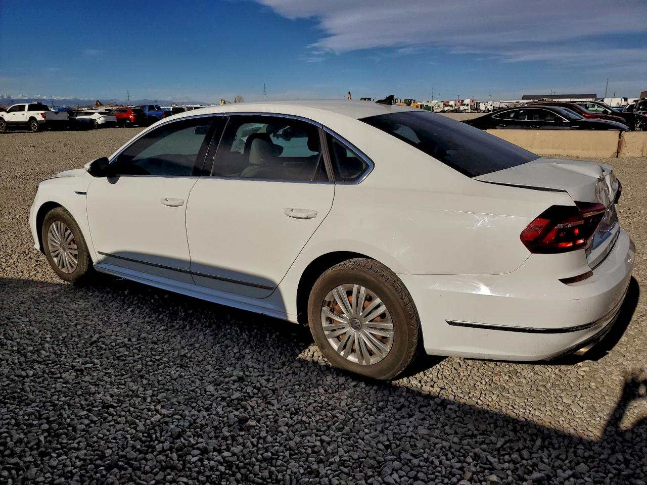 2017 VOLKSWAGEN PASSAT R-LINE photo 2