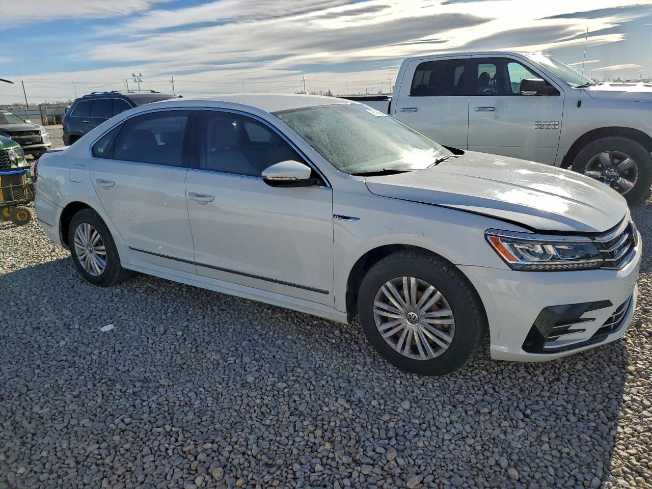 2017 VOLKSWAGEN PASSAT R-LINE photo 4