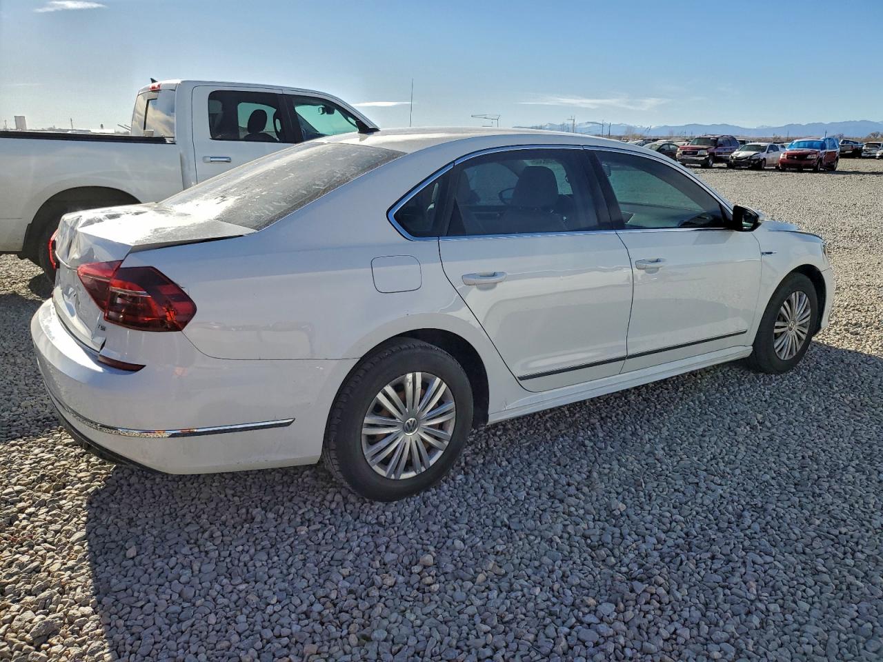2017 VOLKSWAGEN PASSAT R-LINE photo 3